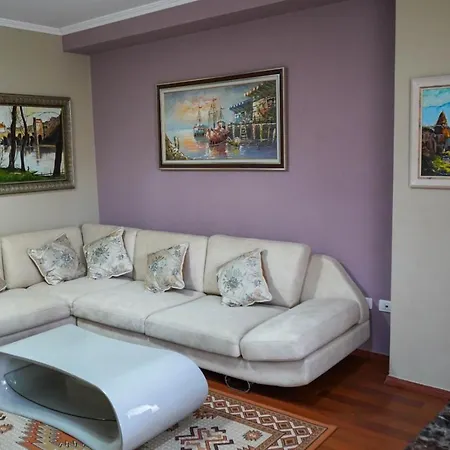 Lovely In The Heart Of 地拉那