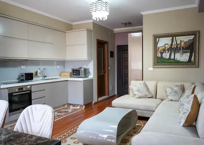 公寓 Lovely In The Heart Of 地拉那