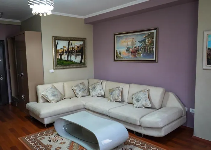 Lovely In The Heart Of טיראנה